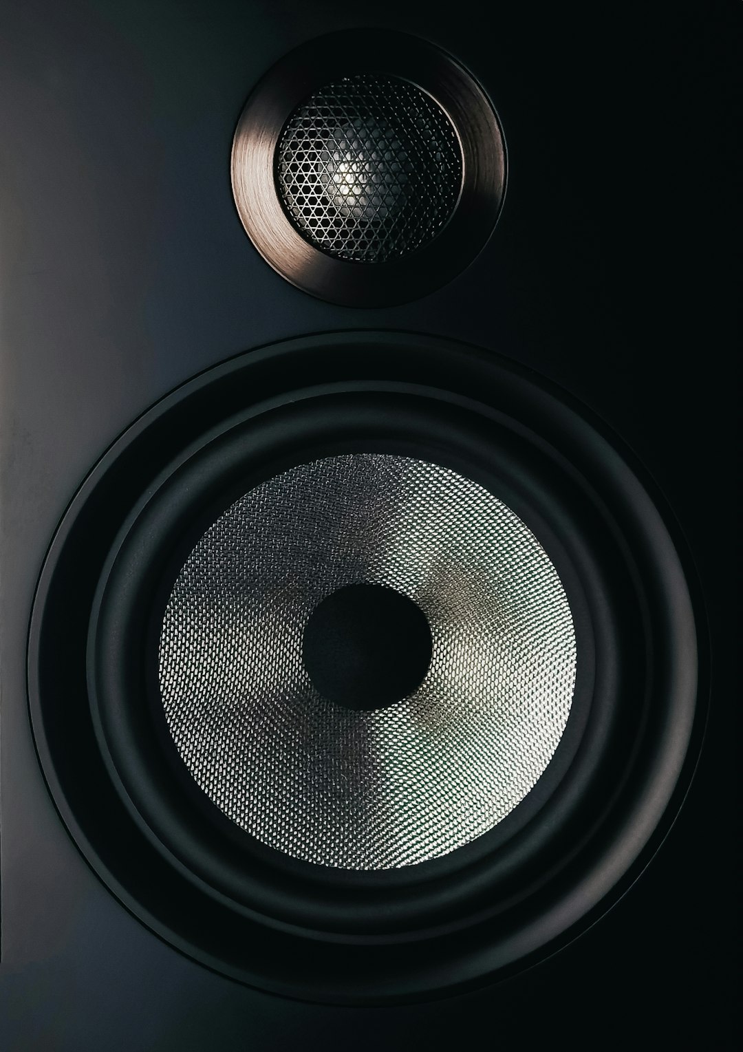 black-and-gray-speaker-on-brown-wooden-table-nlrx1koa8zo